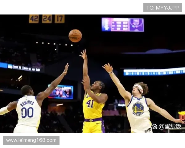 詹姆斯领衔湖人迎战勇士，季前赛首战精彩纷呈，球迷期待新赛季表现